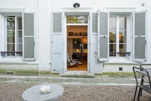 Outdoor dining - Tranquil Terrasse, by Veeve (Paris)