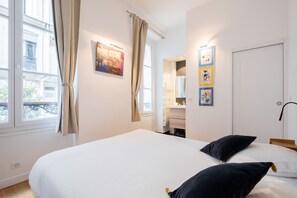 3 bedrooms, desk, WiFi, bed sheets - Tranquil Terrasse, by Veeve (Paris)