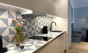 Fridge, microwave, stovetop, coffee/tea maker - Aionion Residences by K&K - Thalia Residence (Athina)