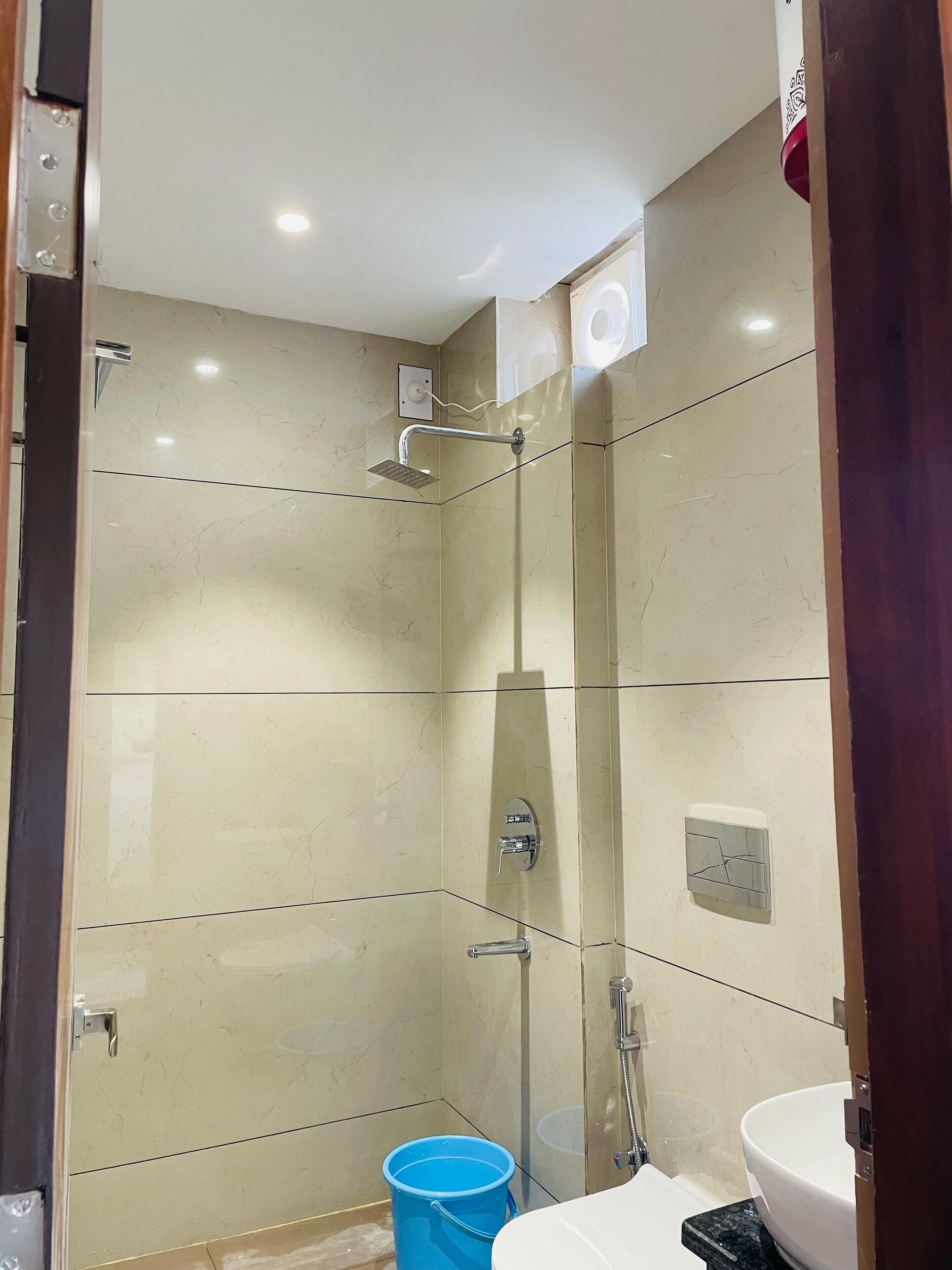 Club Room | Bathroom | Shower, rainfall showerhead, free toiletries, bathrobes