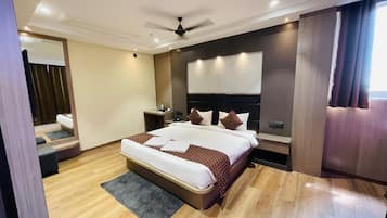 Phòng Suite Presidential | 1 phòng ngủ, bộ đồ giường cao cấp, bàn