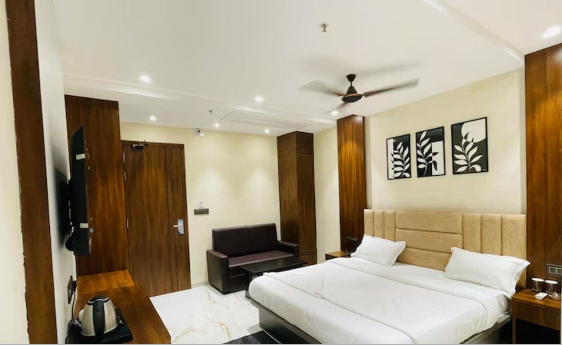 Quarto club | Roupas de cama premium, escrivaninha, espaço de trabalho para notebook