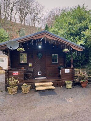 Exterior - Panteinion Hall- The Cabin (Fairbourne)
