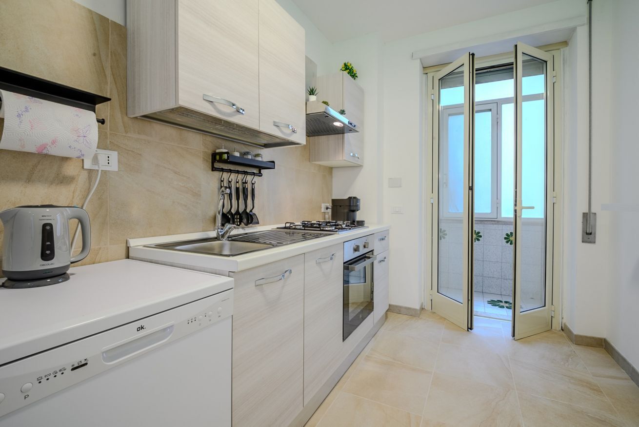 Frigorifero, microonde, forno, piano cottura