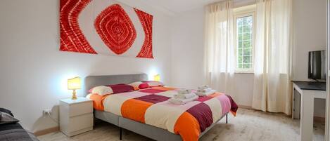 2 bedrooms, desk, iron/ironing board, WiFi