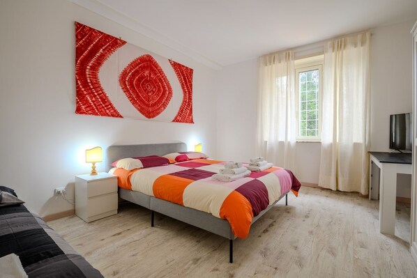 2 bedrooms, desk, iron/ironing board, WiFi