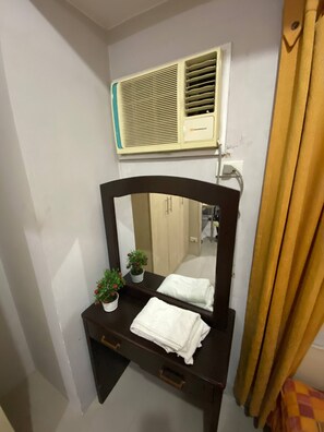 Shower, towels - Grass Residence Tower2 29th (Quezon City)