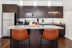 Kühlschrank, Mikrowelle, Herdplatte, Geschirrspüler