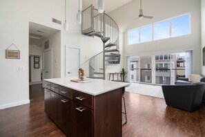 Interior - Luxury 2-Bed 2-Bath in Grandview (Columbus)