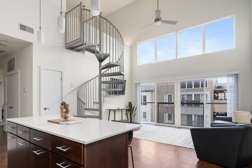 Luxury 2-Bed 2-Bath in Grandview