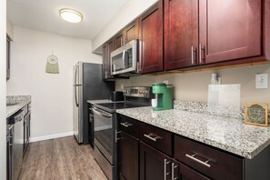 Frigorífico, microondas, horno y placa de cocina