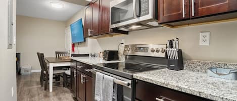 Fridge, oven, stovetop, dishwasher