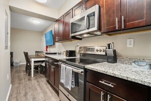 Kjøleskap, ovn, kokeplater og oppvaskmaskin