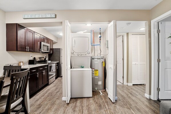 Kjøleskap, ovn, kokeplater og oppvaskmaskin