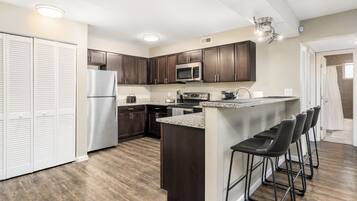 Réfrigérateur, four, plaque de cuisson, lave-vaisselle