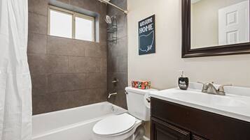 Douche, sèche-cheveux, serviettes fournies