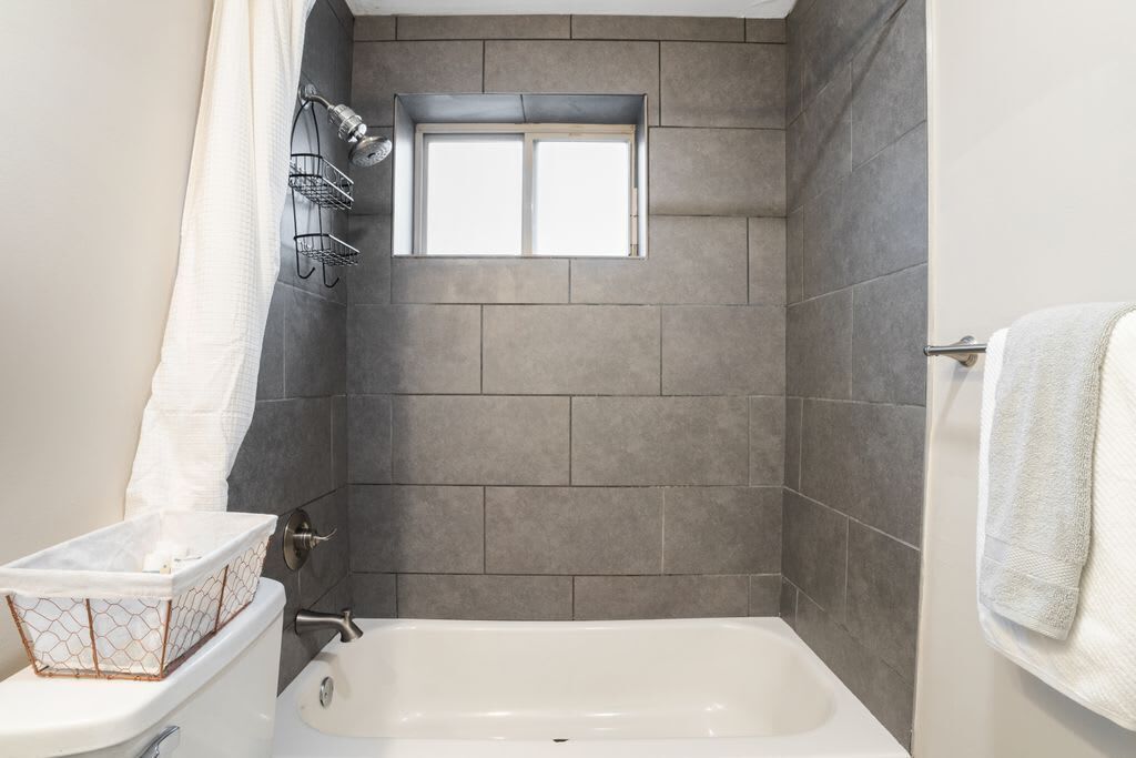 Douche, sèche-cheveux, serviettes fournies
