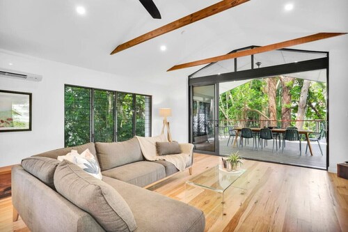 Pixie Haven- Coastal Bliss Meets Rainforest Tranquility – Luxurious Beachfront Escape