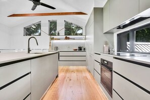 Frigorífic, microones, forn i placa de cuina