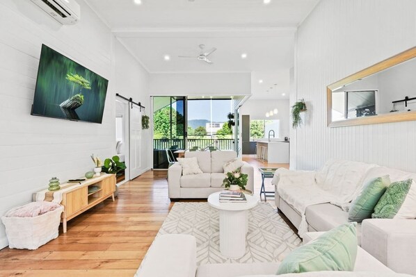 Smart TV, books - Escape to The Loft- Elegant Urban Retreat with Coastal Charm – Spacious & Stylish Loft (Bungalow)