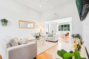 Smart TV, books - Escape to The Loft- Elegant Urban Retreat with Coastal Charm – Spacious & Stylish Loft (Bungalow)