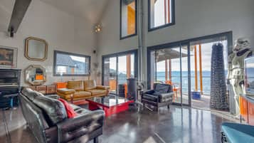 Télévision, cheminée, chaîne hi-fi