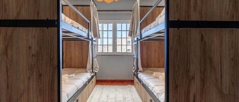 1 soverom, safe på rommet, strykejern/-brett og internettilgang