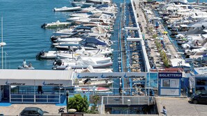 A marina with numerous boats docked, a pier, and a building labeled "BIGLIETTERIA". - Lux Caracciolo (Naples)