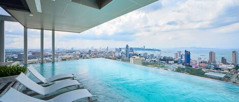 2 hồ bơi ngoài trời