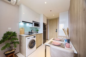Design Apartment | Private kitchen | Full-sized fridge, microwave, stovetop, cookware/dishes/utensils