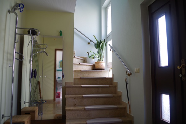 Aufgang mit Garderobe