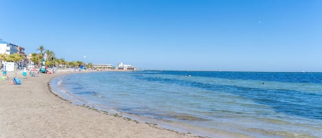Una spiaggia nelle vicinanze
