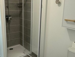 Bathroom - Modern Apartment, Steps from Beach and Center, Parking, Balcony, WiFi, Sleeps 4 (Cabourg)