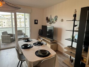 Dining - Modern Apartment, Steps from Beach and Center, Parking, Balcony, WiFi, Sleeps 4 (Cabourg)