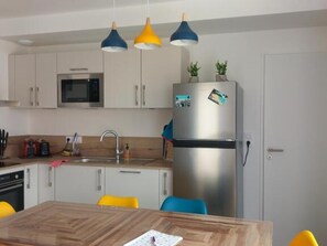 Réfrigérateur, four à micro-ondes, un four, surface de cuisson