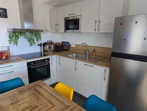 Kühlschrank, Mikrowelle, Ofen, Herdplatte