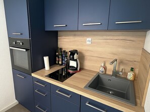 Frigorifero, forno, piano cottura, lavastoviglie