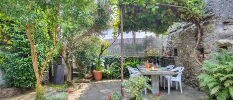 Appartement Familial, plusieurs chambres (Il Cortiletto di Marina Pet Friendly) | Restauration extérieure