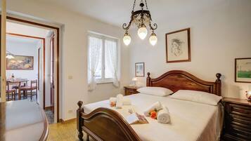 1 habitación, espacio para trabajar con laptop y ropa de cama