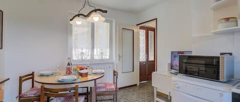 Family Apartment, Multiple Bedrooms (Il Cortiletto di Marina Pet Friendly) | Dining