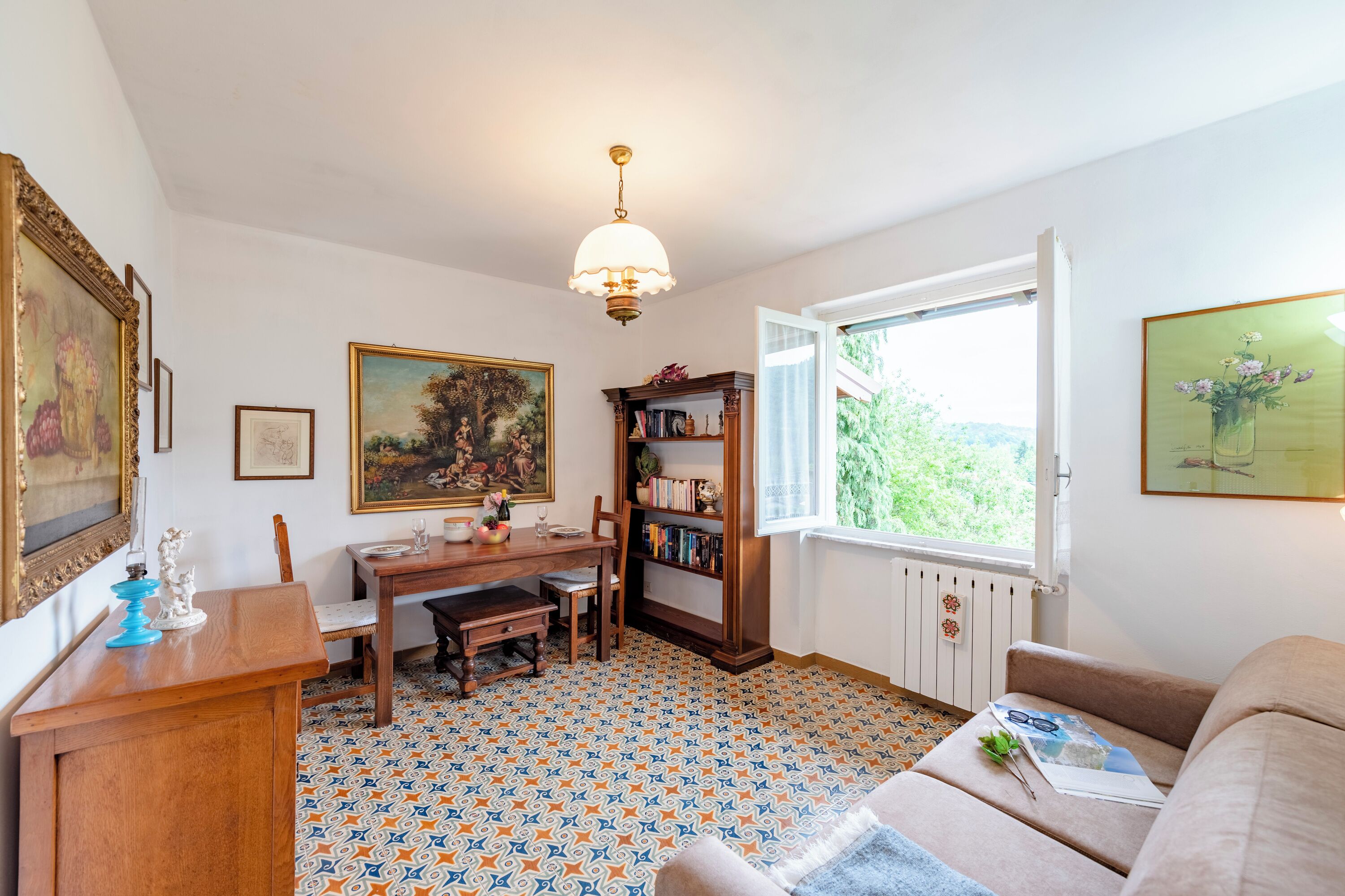 Departamento familiar, varias habitaciones (Il Cortiletto di Marina Pet Friendly) | Área de sala de estar | Smart TV de 21 pulgadas con canales digitales 