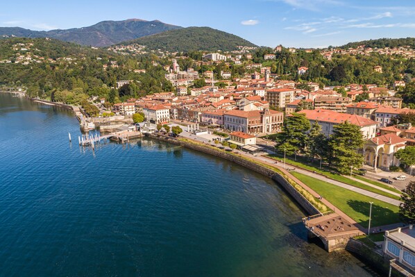 A riverside town with historic buildings, a bridge, and a marina. - Il Cortiletto di Marina Pet Friendly (Brovello-Carpugnino)