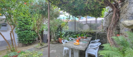 Appartement Familial, plusieurs chambres (Il Cortiletto di Marina Pet Friendly) | Restauration extérieure