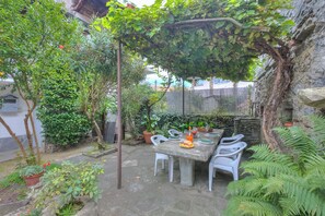 Family Apartment, Multiple Bedrooms (Il Cortiletto di Marina Pet Friendly) | Outdoor dining - Il Cortiletto di Marina Pet Friendly (Brovello-Carpugnino)