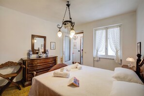 1 dormitorio, espacio para trabajar con un portátil, ropa de cama