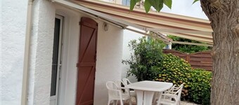 Cozy 2-BR House with Mezzanine, Garden, Parking, Near Beach & Zoo, Sleeps 6