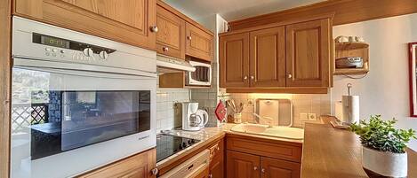 Frigorífico, microondas, horno y placa de cocina
