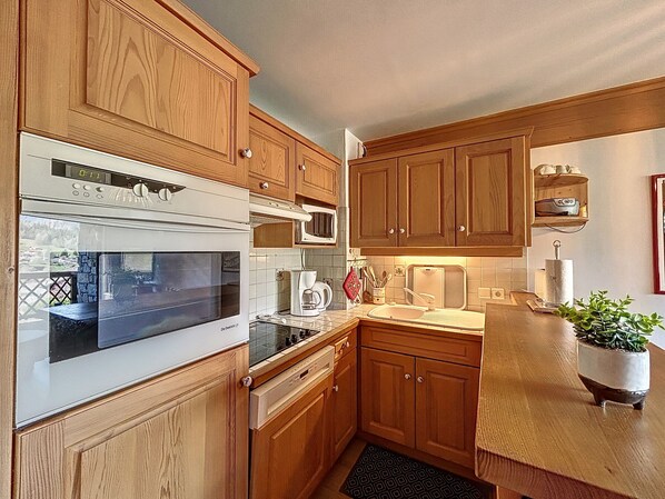 Réfrigérateur, micro-ondes, four, plaque de cuisson