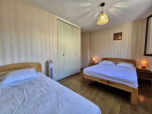 Unclassified image, 4 of 21, button - 3-Room Apartment Near Beach & Shops with Terrace, Parking - Sleeps 5, Cavalaire-sur-Mer (Cavalaire-sur-Mer)