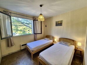 2 bedrooms - 3-Room Apartment Near Beach & Shops with Terrace, Parking - Sleeps 5, Cavalaire-sur-Mer (Cavalaire-sur-Mer)